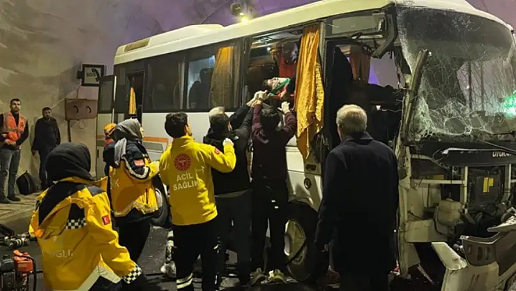 Midibüs ile tırın çarpıştığı kazada çok sayıda kişi yaralandı!
