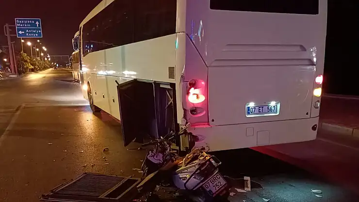 Midibüsle çarpışan motosikletin sürücüsü öldü