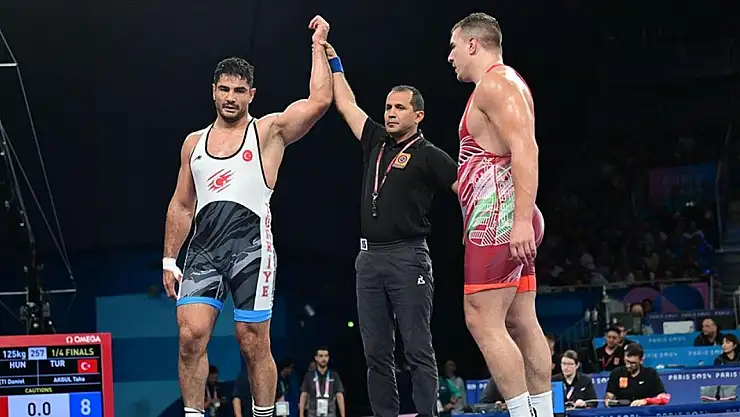 Milli güreşçi Taha Akgül yarı finale adını yazdırdı