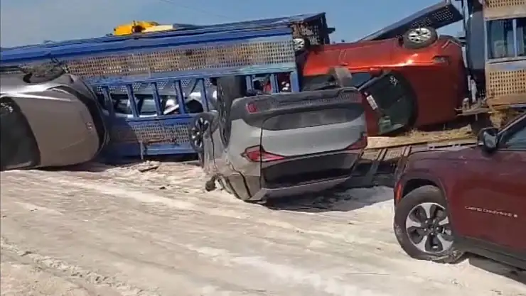 Milyonluk araçlar TIR'la birlikte şarampole yuvarlandı