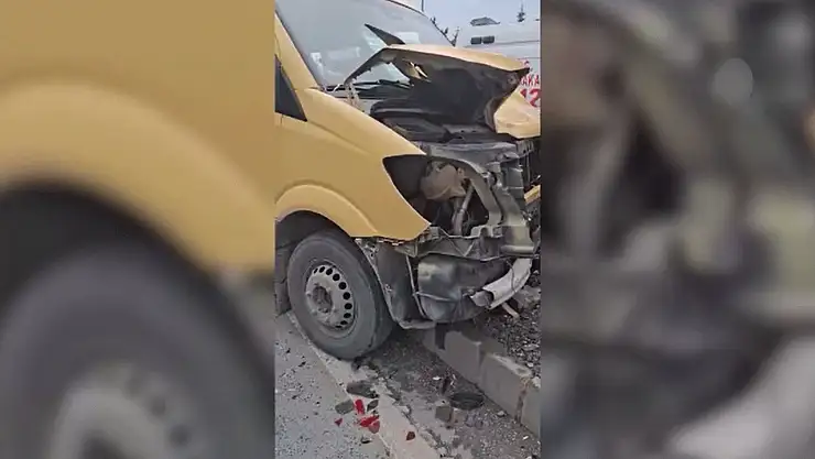 Minibüs ile iki araç çarpıştı: 12 yaralı