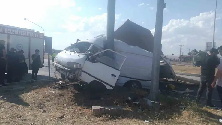 Minibüs ile kamyonet çarpıştı: 5 yaralı