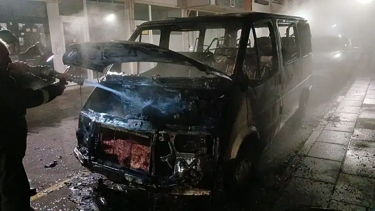 Minibüs kendiliğinden alev aldı!