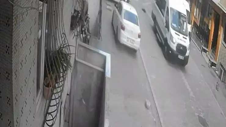 Minibüs küçük çocuğu ezdi