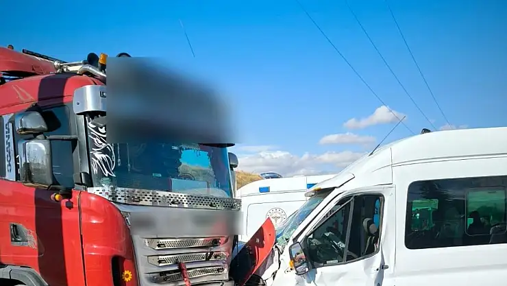 Minibüs, otomobil ve tıra çarptı: 14 yaralı!