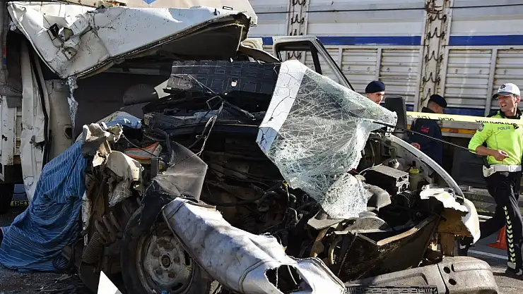 Minibüs park halindeki TIR'a çarptı! 1 ölü, 2 yaralı