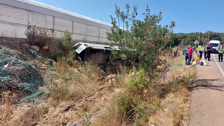 Minibüs şarampole devrildi, çok sayıda kişi yaralandı