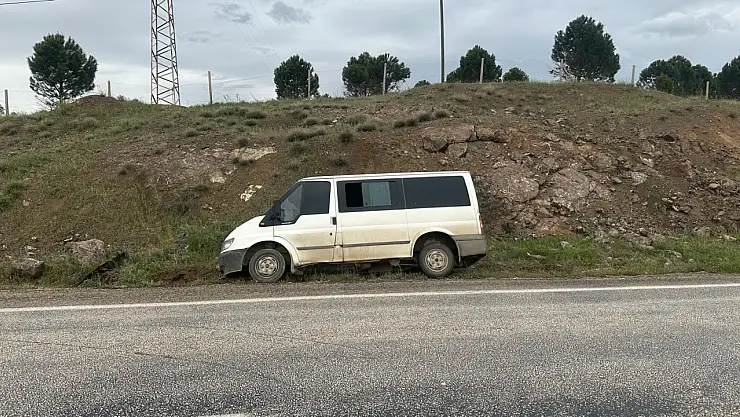Minibüs şarampole savruldu: 3 yaralı