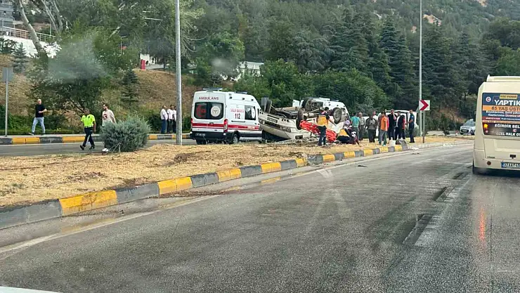 Minibüs takla attı: 1'i ağır 9 yaralı