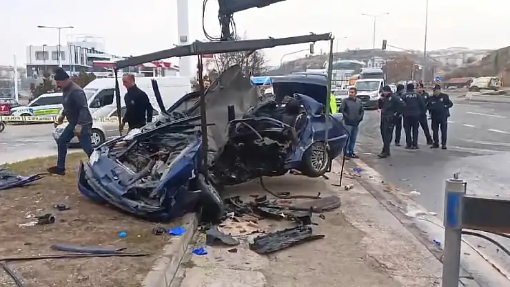 Minibüsle çarpışan otomobil hurdaya döndü, sürücüsü kurtarılamadı