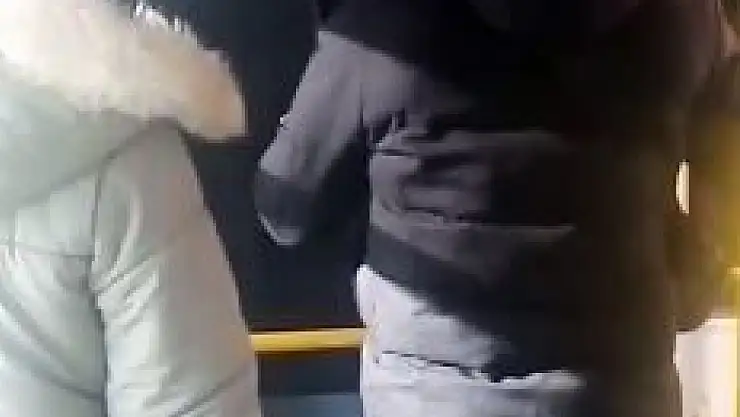 Minibüste bir kadın kocasının sevgilisini darp etti