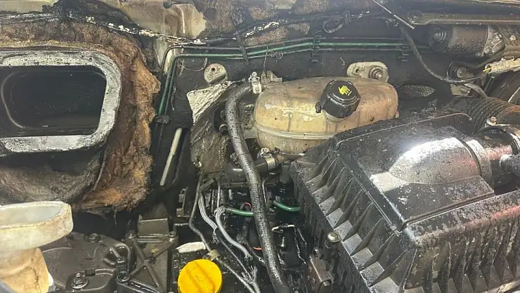 Minibüste çıkan yangın itfaiye ekiplerince söndürüldü