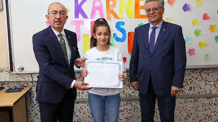 Minikler karnelerini Kavuş'un elinden aldı!