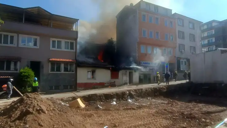 Mirastan kalma ev alevlere teslim oldu!