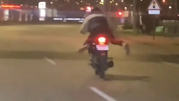 Motorunun üzerine yatarak yolculuk yaptı