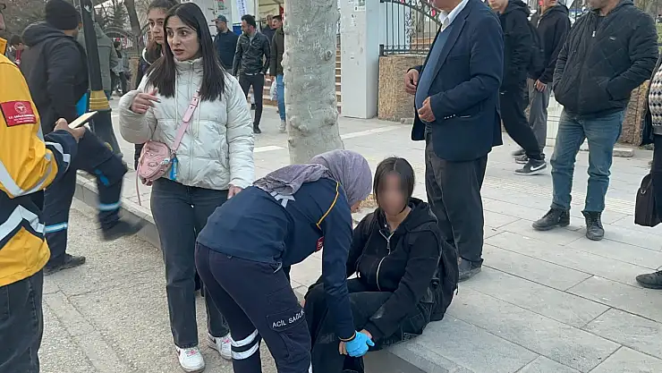 Motosiklet durakta bekleyen çocuğa çarptı