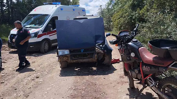 Motosikletle otomobil çarpıştı: 2 yaralı