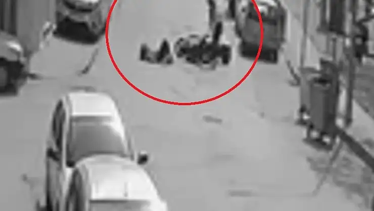 Motosikletli kurye yayaya çarpıp kaçtı