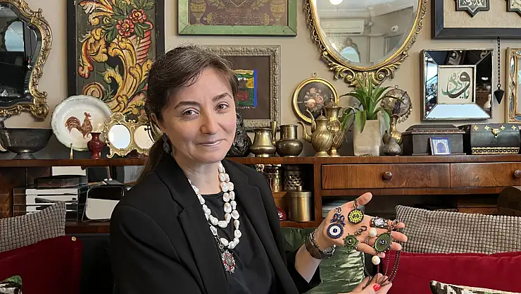 Mücevher Sanatçısı Suzi Dilara Yücel'den Özel Tasarım: 'Cumhuriyetin 100. Yılında 100 Parça Ay Yıldız'