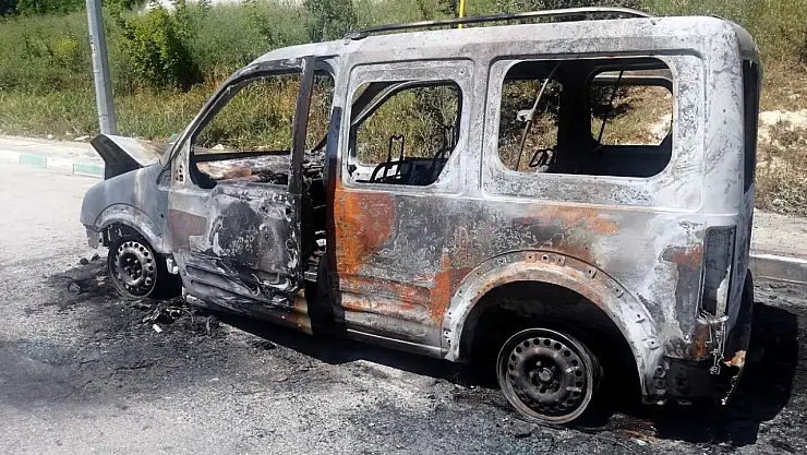 Mudanya'da din görevlisinin aracı alev aldı: Hafif ticari araç kül oldu