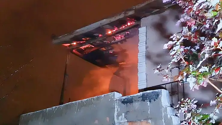 Müstakil evin çatı katındaki yangın paniğe neden odu!