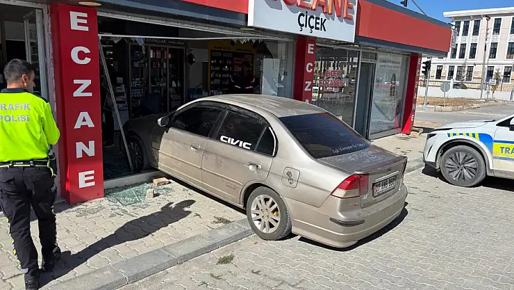 Müşteri ilaç almaya girdi, otomobili vitrinden daldı