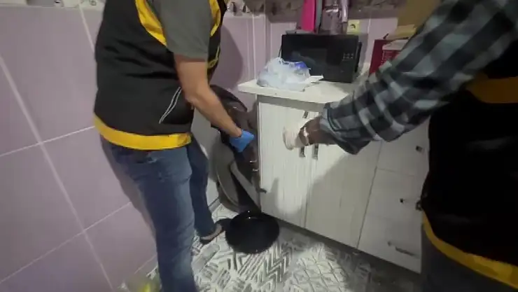 Mutfak dolabından silah cephaneliği çıktı: 1 kişi tutuklandı