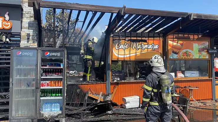 Mutfakta çıkan yangın iş yerini batırdı