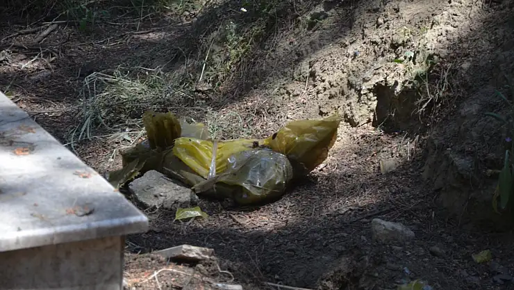 Naylon poşete sarıp mezarlığa attılar