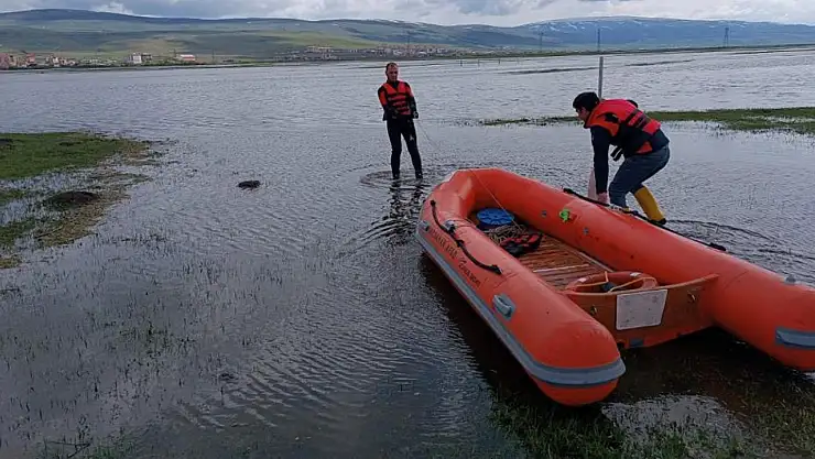 Nehir taştı, 2 vatandaş mahsur kaldı
