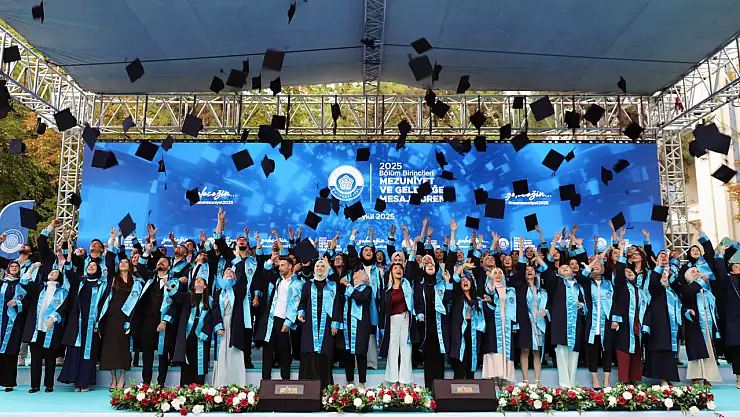 NEÜ' öğrencileri, 'Bölüm Birincileri Mezuniyet ve Geleceğe Mesaj Töreni'nde bir araya geldi!'