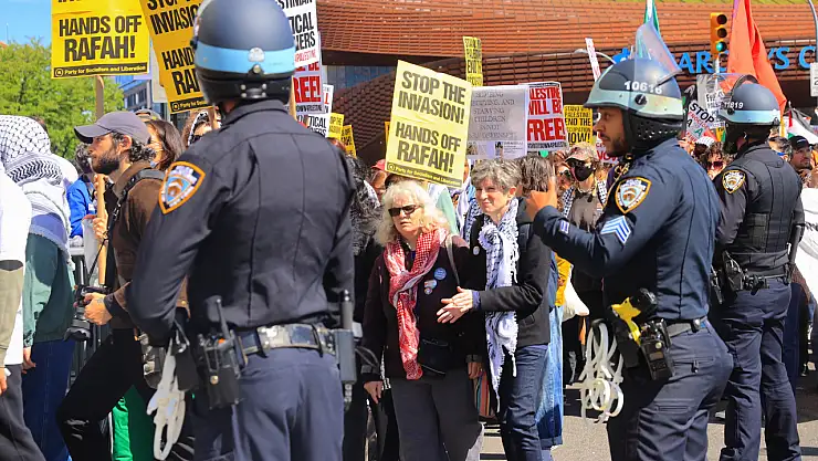 New York'ta binlerce kişi Gazze'ye yapılan saldırıları protesto etmek için bir araya geldi