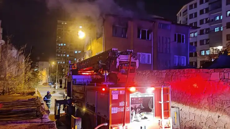 Niğde'de 3 katlı bina alevlere teslim oldu!