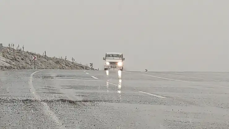 Nisan ayı kar yağışıyla başladı: O ilde lapa lapa kar yağdı!