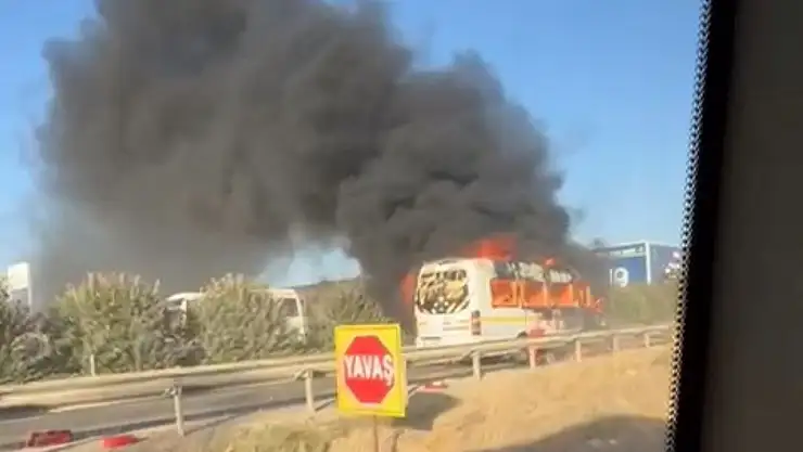 Öğrenci servisinin çarptığı motosikletli feci şekilde can verdi