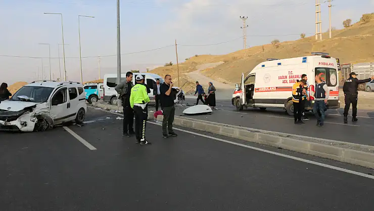 Öğrencileri taşıyan servis kaza yaptı: Ortalığın savaş alanına döndüğü kaza çok sayıda yaralı var!