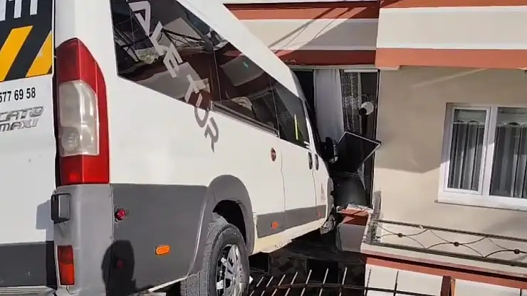 Okul servisi kaza yaptı, 2 öğrenci yaralandı