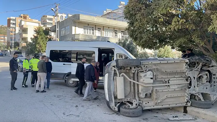 Okul servisi ve otomobil çarpıştı: 12 yaralı