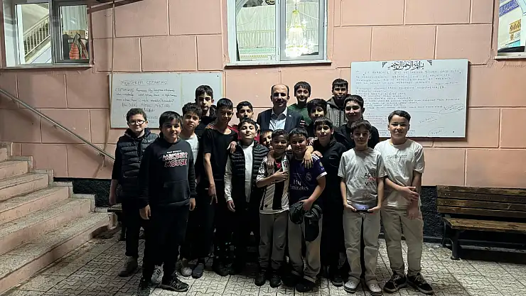 Önce gençlerle sohbet etti ardından esnafla çay içti