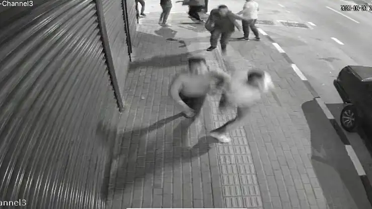 Önce kalabalığın arasına daldı, ardından husumetlisini başından vurdu