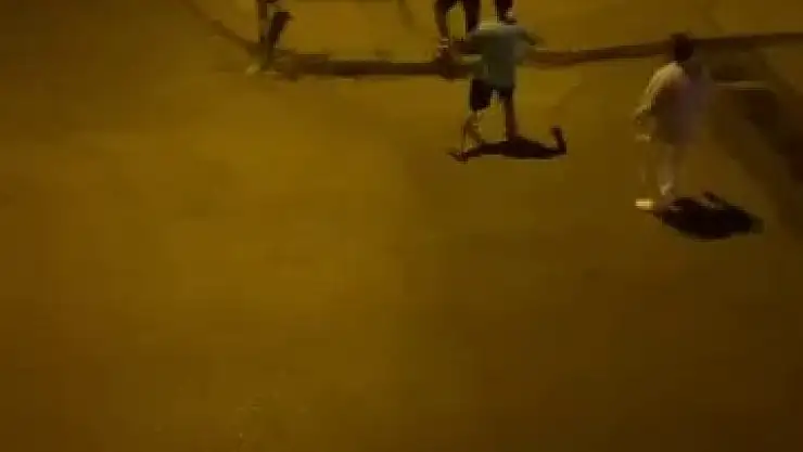 Önce kavgaya tutuştu ardından kaldırım taşıyla saldırdı