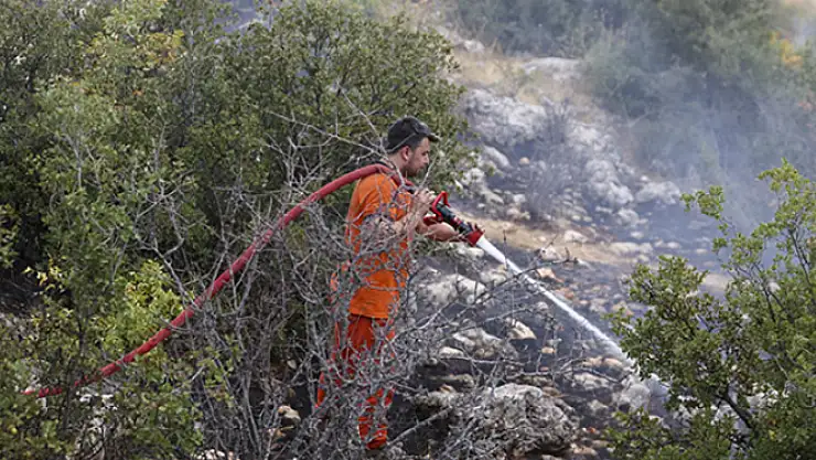 Ormanlık alanda çıkan yangın söndürülüyor!