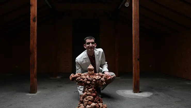 Otizmli sanatçı Remzi Yılmaz'ın 'Tanıdık Yüzler' sergisi sanatseverlerle buluştu