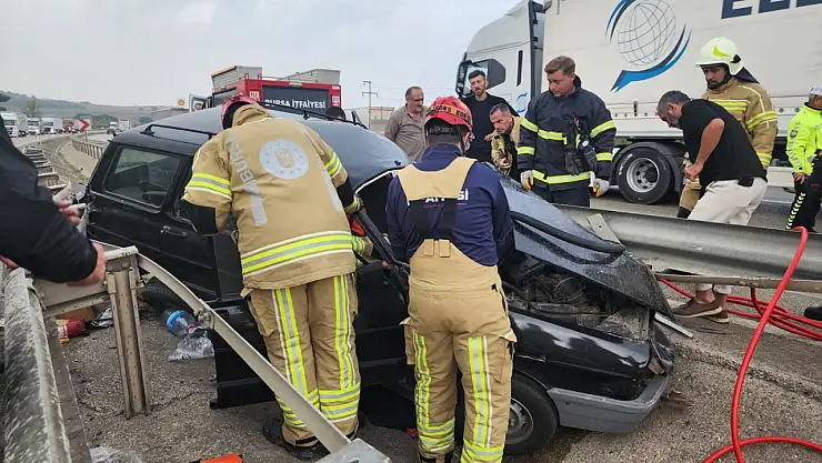 Otomobil bariyere çarptı: 4 kişi yaralandı