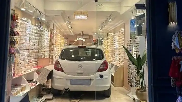 Otomobil bijuteri dükkanına daldı