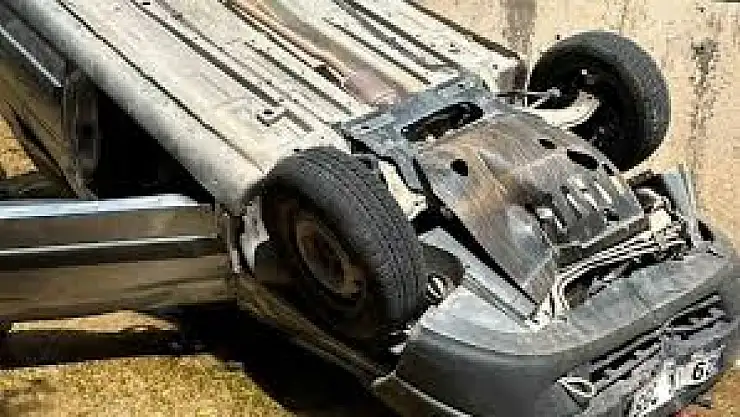 Otomobil dere yatağına devrildi