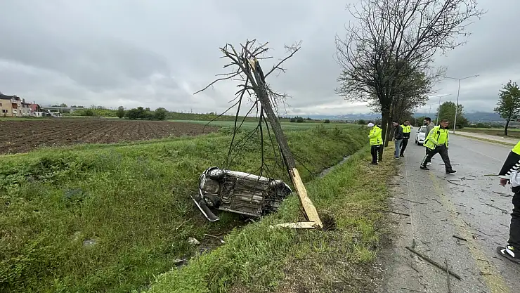 Otomobil dereye devrildi, 2 kişi yaralandı