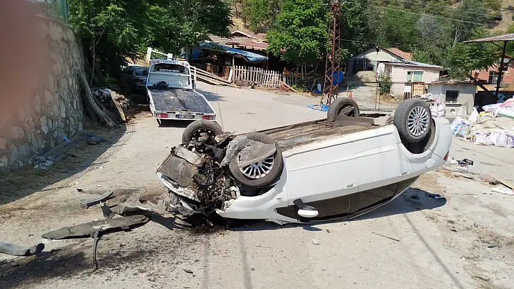 Otomobil devrildi: 2 kişi yaralandı