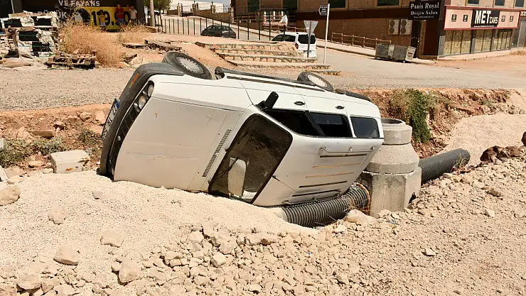 Otomobil devrildi: 5 kişi yaralandı