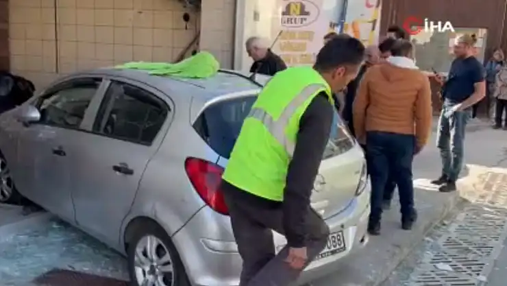 Otomobil fırına daldı: 4 yaralı!